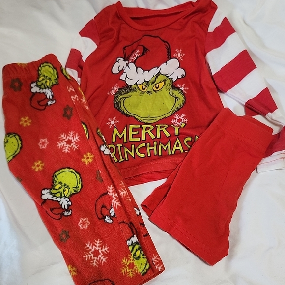 Dr. Seuss Red and Green Pajama Sets for Festive Comfort - Picture 4 of 7